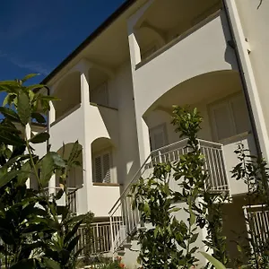 https://villette-tina.it-tuscanyhotel.com