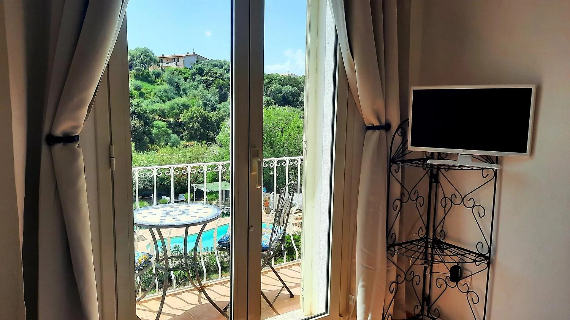 Villa Agnese Badesi Bed & Breakfast